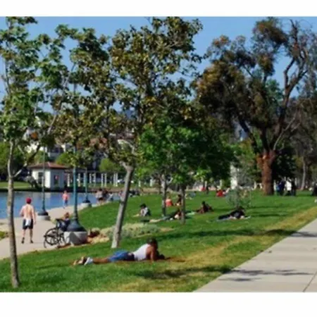 Victorian Oasis: Charm & Convenience Near Lake Merritt